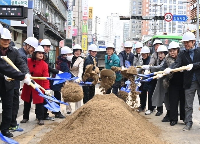 이현재 하남시장이 지난 3월 신장전통시장 전선 지중화 사업 착공식에서 참석자들과 함께 시삽식을 진행하고 있다.(사진=하남시 제공)