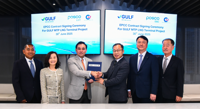 지난달 30일 포스코이앤씨가 태국 Gulf Development 사에서 Gulf MTP LNG 터미널 사업 관련 계약을 체결한 후 관계자들과 기념촬영을 하고 있다. ( 사진 = 포스코이앤씨 제공 )