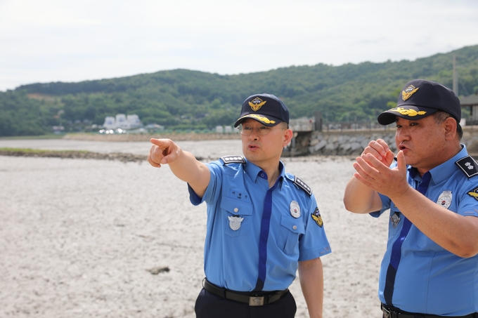 이광진 인천해양경찰서장(왼쪽)이 강화군 동검도 갯벌에서 안전점검을 실시하고 있다. ( 사진 = 인천해경 제공 )