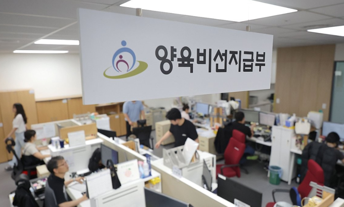 한부모가족에게 국가가 양육비를 우선 지급한 뒤 나중에 채무자에게 회수하는 '양육비 선지급제'가 시행된 1일 서울 중구 양육비이행관리원 양육비선지급부에서 직원들이 업무를 보고 있다. (사진=연합뉴스 제공)