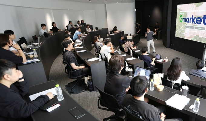 지난달 30일 신세계 남산에서 G마켓이 진행한 ‘상생교육’ 현장에서 참여 셀러들이 강연을 듣고 있는 모습. (사진=G마켓 제공)