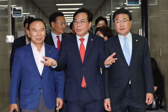 송언석(가운데) 국민의힘 비상대책위원장 겸 원내대표와 비대위원들이 1일 서울 여의도 국회에서 열린 비대위 첫 회의에 참석하고 있다. (사진=연합뉴스) 