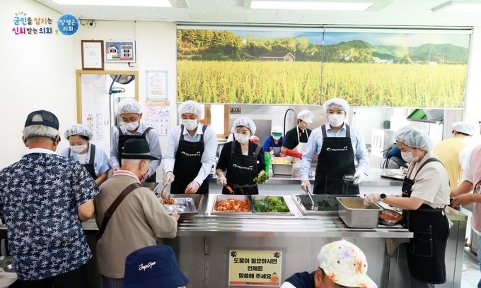 양평군의회 개원3주년 기념 배식봉사. (사진=양평군의회 제공)