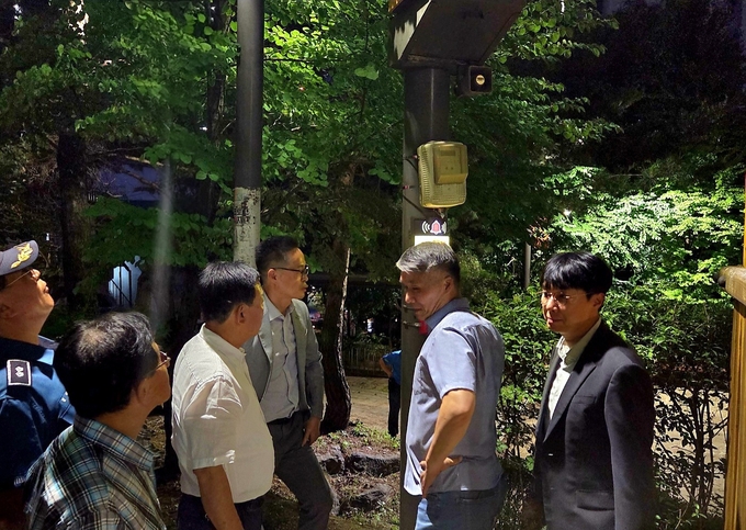 이기복 센터장 등 관계자들이 「안심골목길 조성사업」 현장을 로드체킹하면서 논의하고 있다.(사진=남양주시 제공)