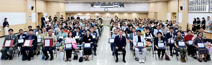 4일 시청 대회의실에서 열린 ‘2025년 2분기 모범선행시민 및 우수 이·통장 표창 수여식’에서 유정복 시장이 수상자들과 기념촬영을 하고 있다. ( 사진 = 인천시 제공 )