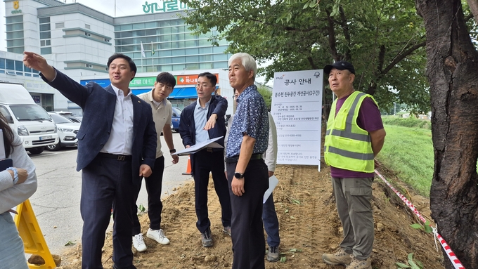 고준호(국힘·파주1) 경기도의원이 지난 2일 파주시 광탄면 일대에서 파주 분수천 친수공간 조성공사 현장을 점검하고 있다. (사진=경기도의회 제공)