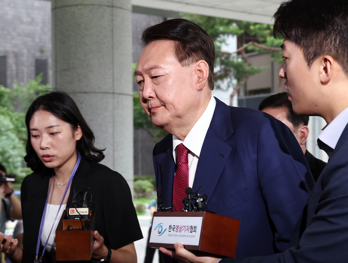  윤석열 전 대통령이 5일 내란 특검의 2차 조사를 받기 위해 조은석 특별검사팀 사무실이 있는 서울 서초구 서울고검에 출석하고 있다. 윤 전 대통령은 취재진 질문에 아무런 답변을 하지 않았다. (사진=연합뉴스)