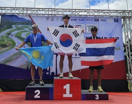 5일 태국 카엥 크라찬에서 열린 '국제스키연맹(FIS) 롤러스키 아시안컵' 남자부 15㎞ 매스 스타트 클래식에서 우승한 이건용(가운데·경기도청)이 기념사진을 찍고 있다. (사진=대한스키협회 제공.)