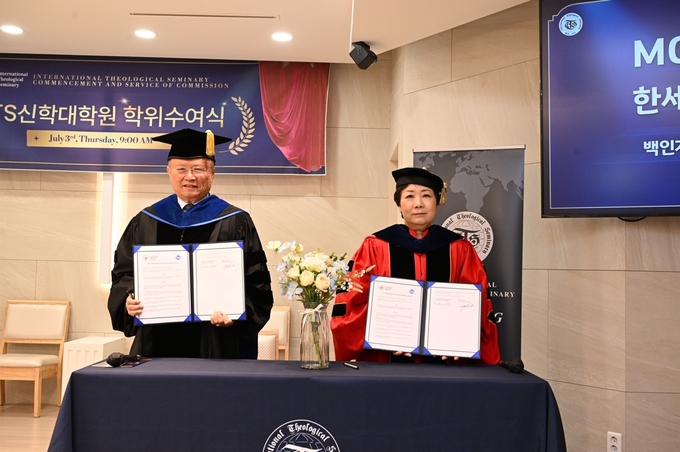 학술교류 협정서에 서명 후 기념 촬영하는 양 기관 대표. 좌측부터 ITS 신학대학원 박기호 이사장, 한세대학교 백인자 총장. (사진=한세대 제공)