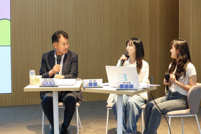 하은호 군포시장이 간담회 자리를 마련해 저연차 직원과 소통하고 있다. (사진=군포시 제공)