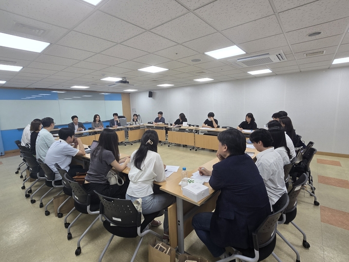 수원교육지원청이 하이러닝 활성화 방안을 협의하고 있다. (사진=수원교육지원청 제공)