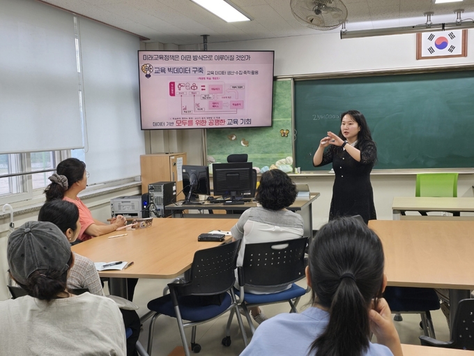 6월 20일 수원동신초등학교에서 초등 학부모를 대상으로 플랫폼 체험 연수가 진행됐다. (사진=수원교육지원청 제공)