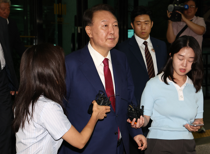  윤석열 전 대통령이 지난 5일 내란 특검 2차 조사를 마치고 조은석 특별검사팀 사무실이 있는 서울 서초구 서울고검을 나서고 있다. (사진=연합뉴스)