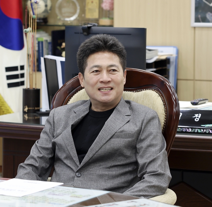 김정헌 중구청장이 민선 8기 앞으로의 중점 구정 방향에 대해 설명하고 있다. ( 사진 = 중구 제공 )