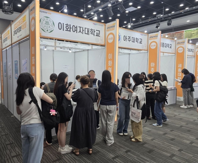 지난 5일 동두천양주교육지원청 주관으로 진행된 경기도교육청의 '2026학년도 권역별 수시 대학입학정보박람회'에 학생들이 참여하고 있다. (사진=경기도교육청 제공)