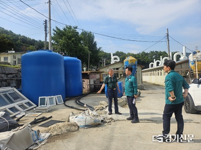 남상은 부시장이 양돈농가를 방문해 가동 중인 빗물 저장 저류조 냉방 시스템에 대한 설명을 청취하고 있다. (사진=안성시 제공)