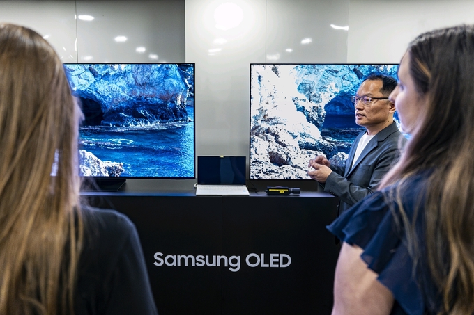 브라질 상파울루에서 지난 달 열린 '2025 중남미 VD 세미나'에서 참석자들이 OLED의 화질 기술을 살펴보고 있다. (사진=삼성전자 제공)