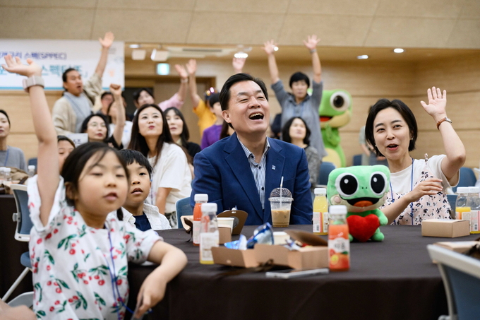이재준 수원시장이 패밀리 데이 참가자들과 함께하고 있다. (사진=수원시 제공)