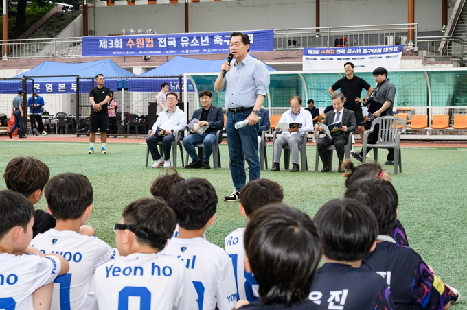 이재준 수원시장이 제3회 수원컵 전국 유소년 축구대회 개회식에서 인사말을 하고 있다. (사진=순원시 제공)