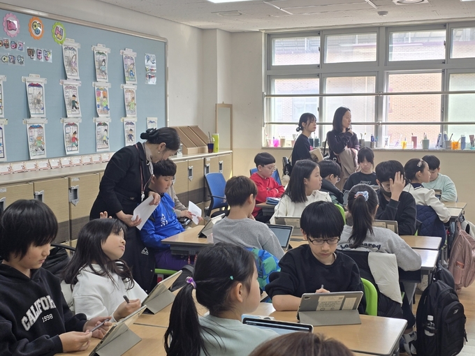 하이러닝 공개 수업에 참여한 김선경 수원교육지원청 교육장이 현장을 둘러보고 있다. (사진=수원교육지원청 제공)