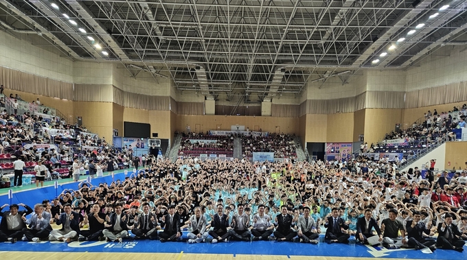 5일 용인시실내체육관에서 열린 '제3회 용인특례시 협회장배 줄넘기대회'에 참석한 관계자들과 선수·학부모들이 기념사진을 찍고 있다. (사진=용인시줄넘기협회 제공)