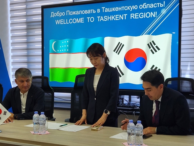 경기도 보건의대표단이 우즈베키스탄 타슈켄트주를 공식 방문해 의료산업 분야 교류 협력 방안을 논의하고 있다. (사진=경기도 제공)