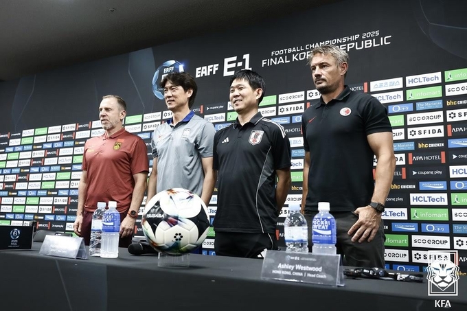6일 용인미르스타디움에서 열린 2025 동아시아축구연맹(EAFF) E-1 풋볼 챔피언십(동아시안컵) 공식 기자회견에 참석한 (왼쪽부터) 데얀 주르예비치 중국 감독, 홍명보 한국 감독, 모리야스 하지메 일본 감독, 애슐리 웨스트우드 홍콩 감독의 모습. (사진=대한축구협회 제공)