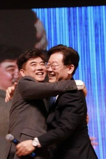 대통령실 신임 정무비서관에 임명된 김병욱 전 국회의원이 6일 임명 소식과 함께 SNS에 올린 이재명 대통령과의 포옹 사진. (사진=김병욱 대통령실 신임 정무비서관 SNS 갈무리)