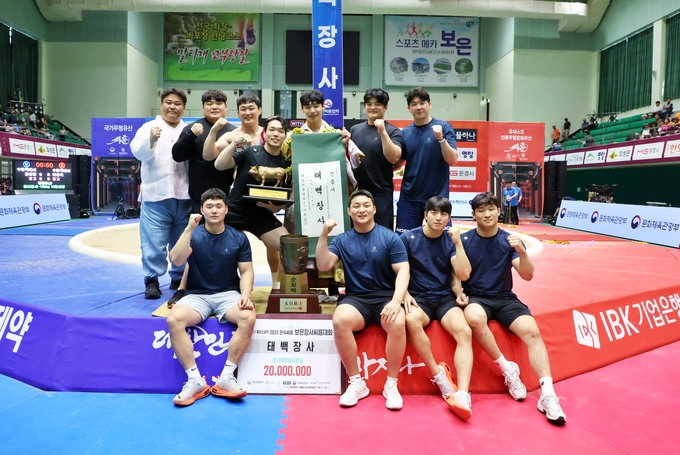 6일 충북 보은국민체육센터에서 열린 '위더스제약 2025 민속씨름 보은장사씨름대회'에서 태백장사(80㎏급)에 오른 허선행(수원시청)이 팀 동료들과 기념사진을 찍고 있다. (사진=대한씨름협회 제공)
