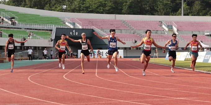 6일 충북 익산종합운동장에서 열린 '백제왕도 익산 2025 전국육상경기대회' 첫날 남자고등부 100m 결승에서 이민준(오른쪽 세번째·경기체고)이 가장 먼저 결승선을 통과하고 있다. (사진=대한육상연맹 제공)