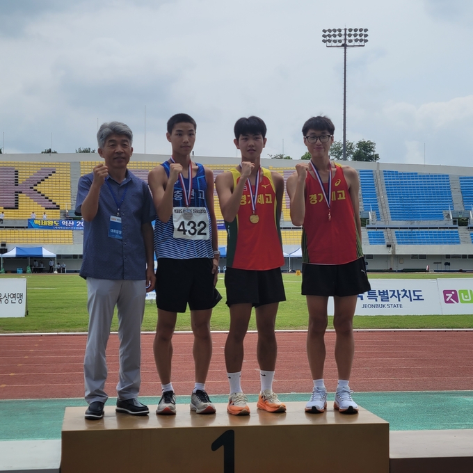 6일 충북 익산종합운동장에서 열린 '백제왕도 익산 2025 전국육상경기대회' 첫날 남자고등부 10㎞ 경보에서 우승한 송성인(오른쪽 두번째·경기체고)이 기념사진을 찍고 있다. (사진=경기체고 육상팀 제공)