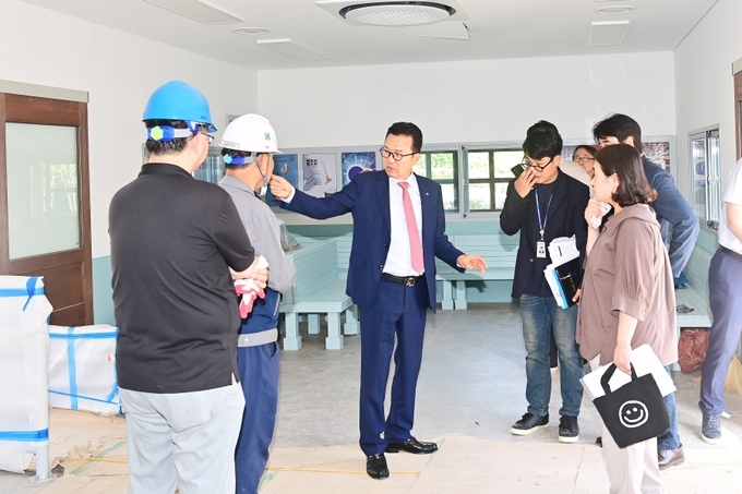 이재호 연수구청장이 지난달 26일 송도역사복원사업 현장에서 점검하고 있다. ( 사진 = 연수구 제공 )