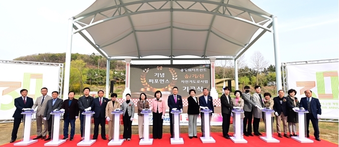 이재호 연수구청장이 송도워터프론트 승기천 자전거도로사업 기공식에서 기념촬영을 하고 있다. ( 사진 = 연수구 제공 )
