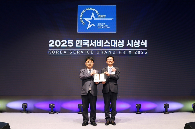 한정호 롯데건설 전략기획부문장(왼쪽)이 ‘2025 한국서비스대상’ 시상식에서 수상 후 기념촬영을 하고 있다. (사진=롯데건설 제공)