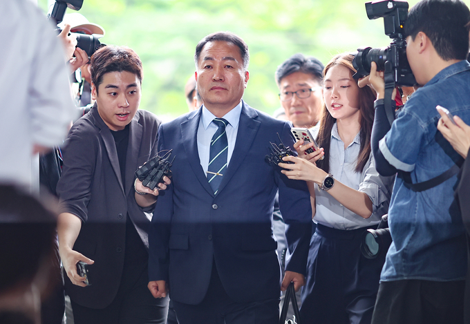  김계환 전 해병대사령관이 채상병 사건 수사방해 의혹과 관련 조사를 받기 위해 7일 서울 서초구 순직해병특검 사무실로 향하고 있다. (사진=연합뉴스)