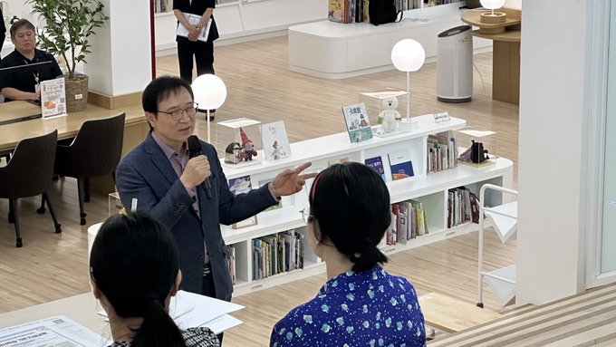 지난 2일 군포시 그림책꿈마루에서 진행된 학부모 연수 현장을 찾은 임태희 경기도교육감이 학부모들에게 경기 교육 정책에 대해 설명하고 있다. (사진=박민정 기자)