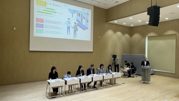 지난 2일 군포시 그림책꿈마루에서 경기도교육청과 군포의왕교육지원청이 인성교육 정책 브리핑을 하고 있다. (사진=박민정 기)