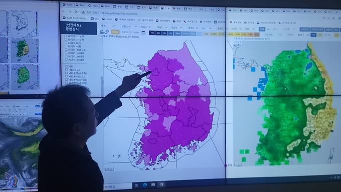 수도권기상청 예보관이 폭염과 폭염 특보를 분석하고 있다. (사진=수도권기상청 제공)