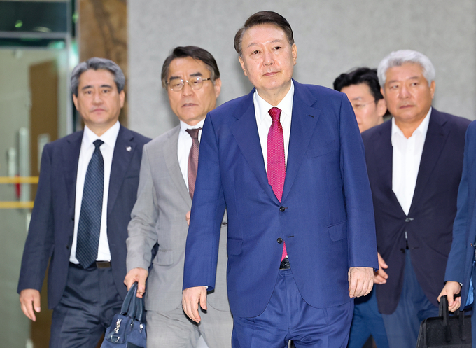  윤석열 전 대통령이 지난 5일 내란 특검 2차 조사를 마치고 조은석 특별검사팀 사무실이 있는 서울 서초구 서울고검을 나서고 있다. (사진=연합뉴스)
