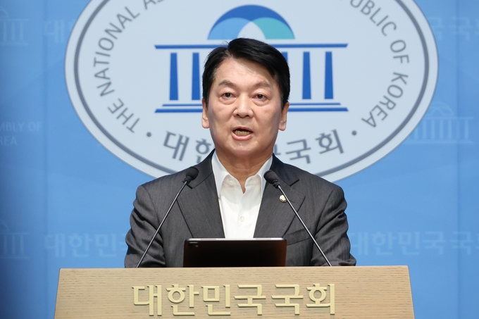 국민의힘 혁신위원장으로 내정됐던 안철수 의원이 7일 국회 소통관에서 혁신위원장을 사퇴하고 전당대회 당대표 출마 의사를 밝히고 있다. (사진=연합뉴스)