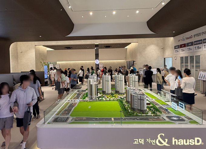 지난달 27일, ‘고덕 자연앤 하우스디(자연& hausD)’ 견본주택에 약 5000명의 관람객이 다녀갔다. (사진=대보건설 제공)
