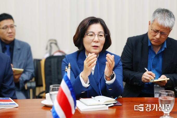 김보라 안성시장이 코스타리카 산호세 대통령궁에서 제1부통령과 면담을 나누고 있다. (사진=안성시 제공)
