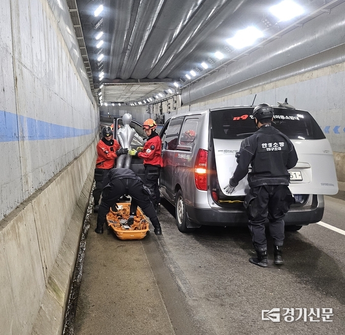 안성소방서가 공도읍에 위치한 스타필드 지하차도 침수 대비 훈련을 진행하고 있다. (사진=안성시 제공)