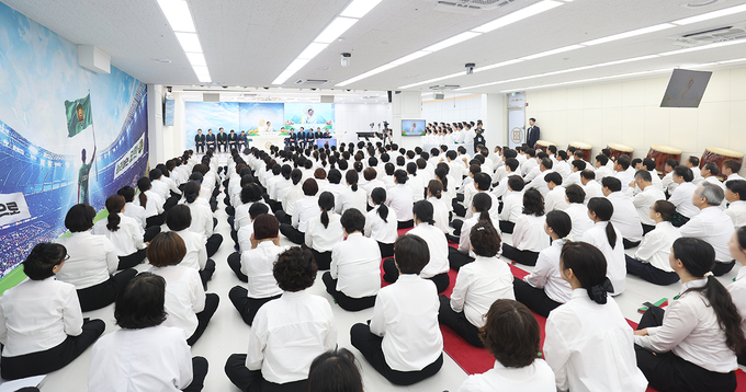지난 6일, 신천지이천교회에서 열린 주일예배에서 성도들이 이만희 총회장의 계시록의 중요성에 대해 듣고 있다. (사진=신천지이천교회 제공)