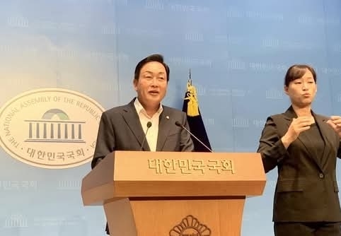김선교(국힘·여주양평) 의원이 7일 국회 소통관에서 윤석열 전 대통령 부인 김건희 여사 관련 의혹을 수사하는 특검팀에서 자신을 출국금지한 것에 대해 강력 반박하는 기자회견을 하고 있다. (사진=의원실 제공)