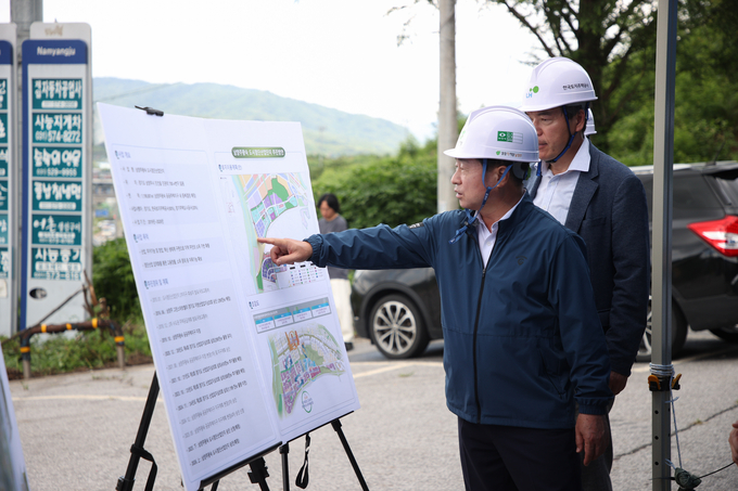 주광덕 남양주시장이 카카오 '디지털 허브'가 들어설 왕숙 도시첨단산업단지 부지를 점검하고 있다. (사진=남양주시 제공)<br>
