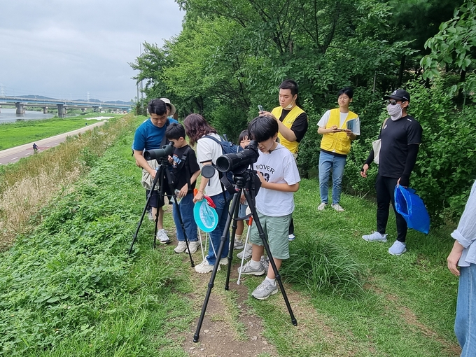 파주교육청은 기후 위기에 대한 공감대를 확산하고, 탄소중립을 실천하는 지역 환경 시민을 양성한다는 취지 아래, 참가자들은 공릉천 일대를 걷고 관찰하며 생태계와 환경보전의 의미를 체험하는 파주 FOREST 공릉천 생태탐사 및 플로깅을 실시했다. (사진=파주교육청 제공)