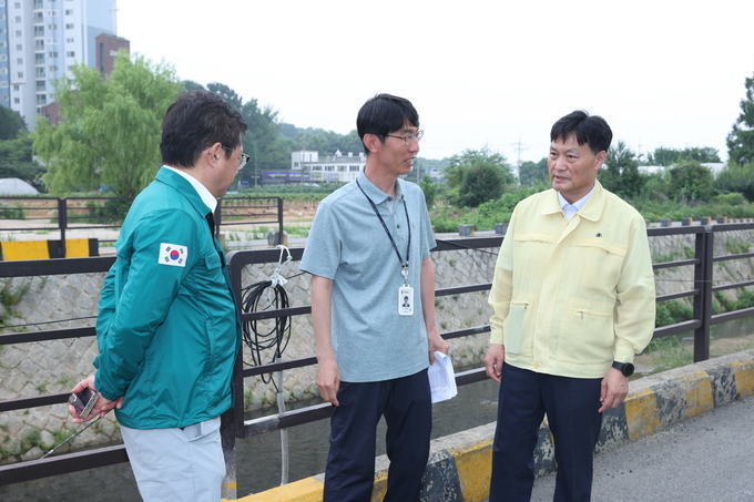 7일 부임한 박노선 일산동구청장(사진 오른쪽 첫번째)이 취임식을 생략하고 현장을 살펴보고 있다. (사진=고양시 제공)