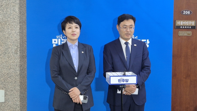 이정문(오른쪽) 더불어민주당 정책위수석부의장과 김은혜 (성남분당을)국민의힘 원내정책수석부대표가 7일 오전 국회에서 양당 정책위의장 상견례를 마친 뒤 취재진의 질문에 답하고 있다. (사진=김한별 기자)