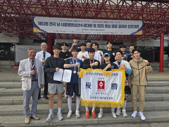 7일 충북 제천체육관에서 열린 '제63회 전국남녀종별펜싱선수권대회' 남자일반부 사브르 단체전에서 우승한 화성시청 선수들이 기념사진을 찍고 있다. (사진=화성시청 펜싱팀 제공)